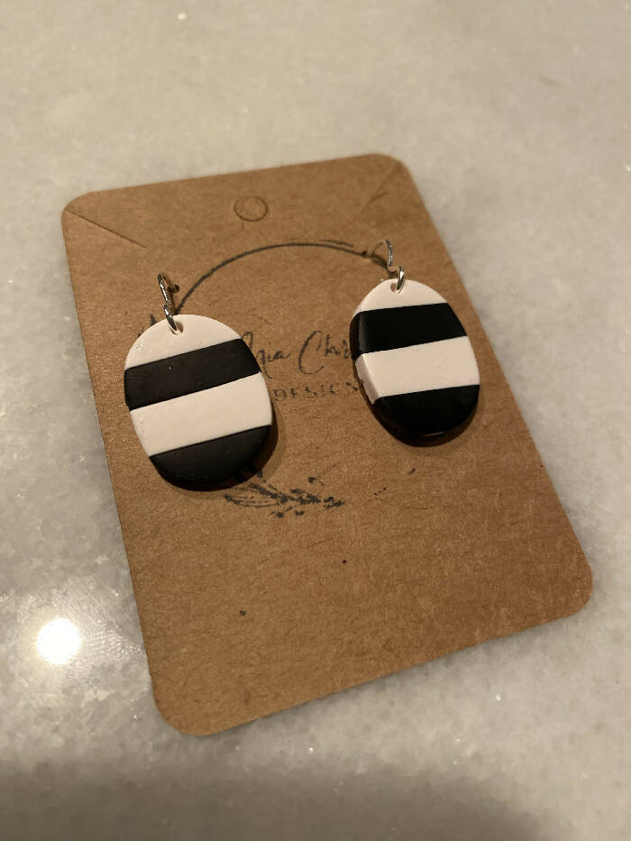 Black and white stripe oval