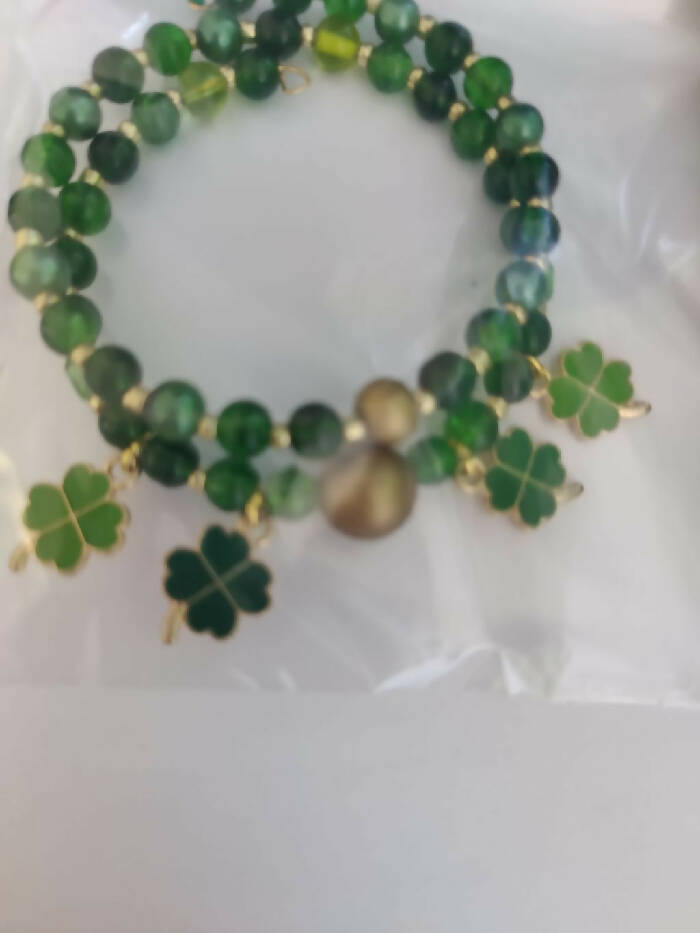 STP #04 Memory Wire Green Beads Gold Beads, 4 Shamrocks